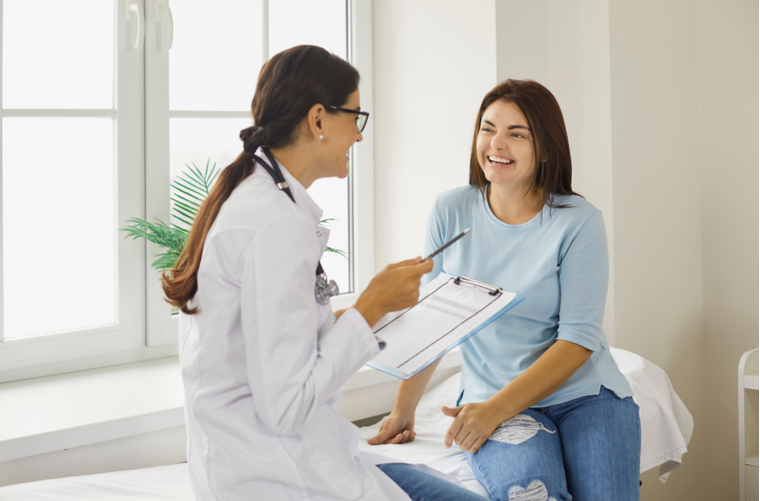 ¿Qué deberían incluir los chequeos médicos para estudiantes?