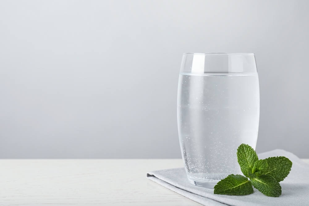¡Burbujas en la boca! ¿Qué tan saludable es tomar agua con gas?