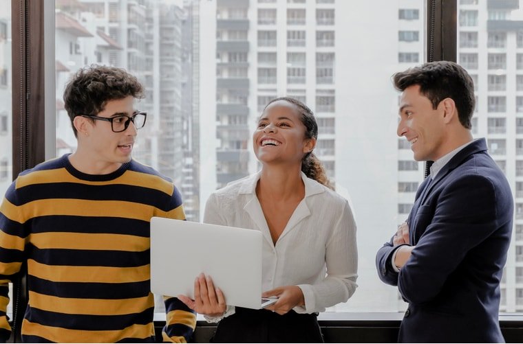¡No más caras largas! Mejora el ambiente laboral con estos tips