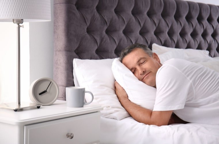 Esta es la mejor posición para dormir y descansar bien
