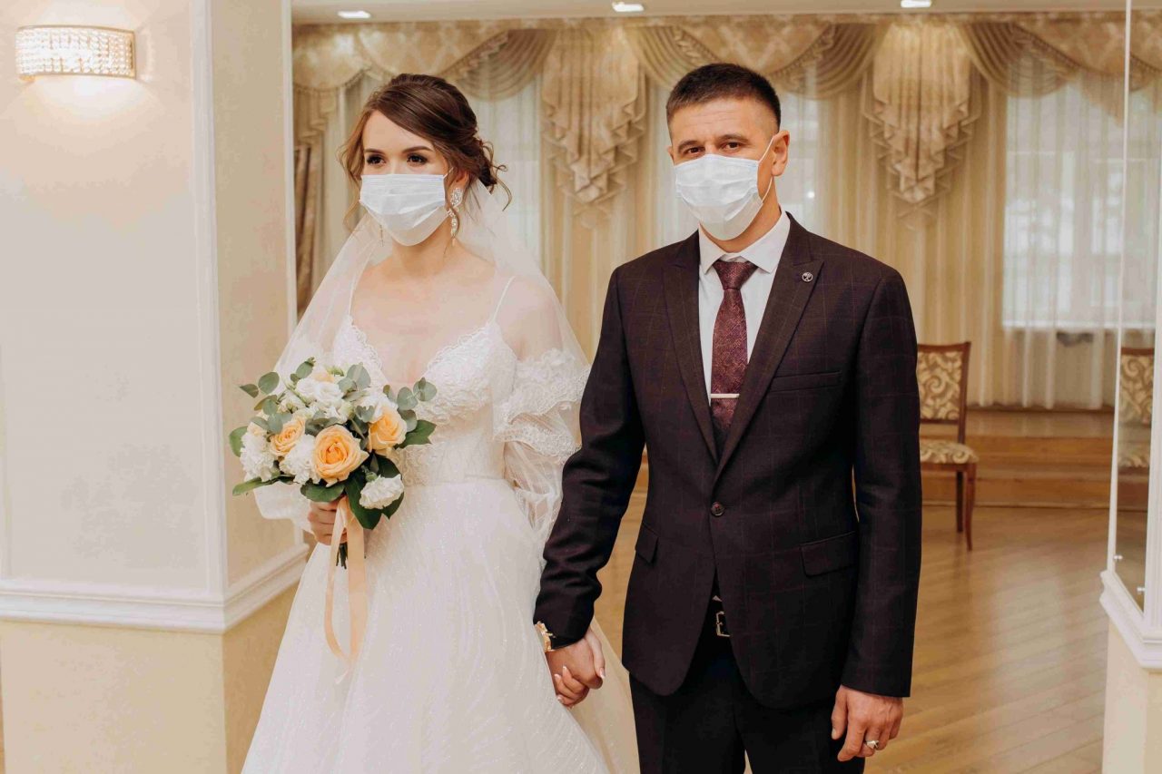 ¡El novio puede besar a la novia! Bodas durante el COVID-19